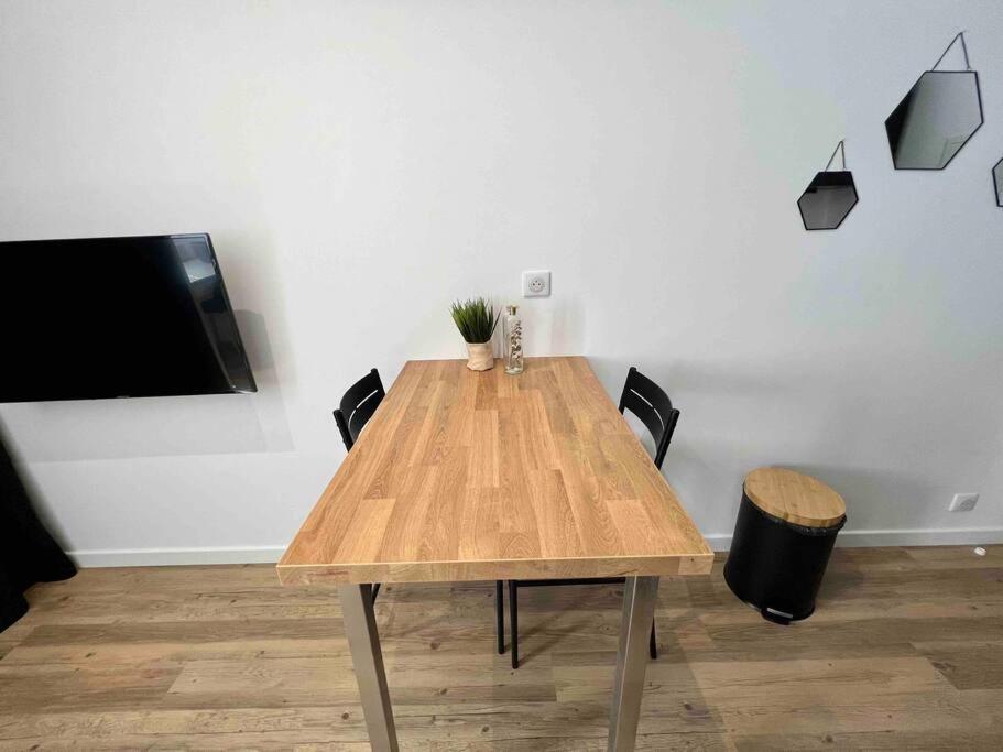 Apartment Climatise / Centre-ville / 2 Personnes *